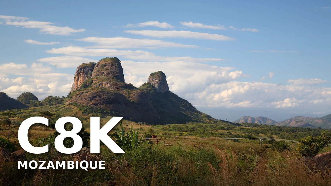 Позывной C8K и надпись Mozambique на фоне скального африканского пейзажа